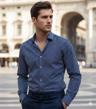 Carica l&#39;immagine nel visualizzatore di Gallery, Camicia Uomo blu pois fantasia puro cotone Made in Italy
