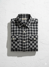 Carica l&#39;immagine nel visualizzatore di Gallery, Camicia a quadri grigio nero doppie tasche e pattine puro cotone Made in Italy
