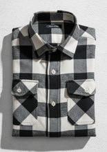 Carica l&#39;immagine nel visualizzatore di Gallery, Camicia scozzese flanella quadri bianco nero  doppie tasche e pattine puro cotone Made in Italy
