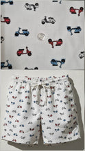 Carica l'immagine nel visualizzatore di Gallery, Pantaloncini Vespa boxer fantasia 100% Cotone Made in Italy Costume da bagno Vespa Shorts 2 tasche laterali
