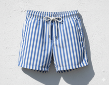 Carica l'immagine nel visualizzatore di Gallery, Costume da bagno a righe azzurre boxer Bermuda fantasia Fasciata 100% Cotone Made in Italy Fantasia Shorts 2 tasche laterali
