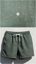 Carica l'immagine nel visualizzatore di Gallery, Bermuda verdone  Pantaloncino verde scuro bottonato fantasia 100% Cotone Made in Italy Fantasia Shorts 2 tasche laterali
