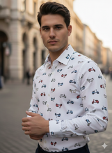 Carica l&#39;immagine nel visualizzatore di Gallery, Camicia Uomo fantasia Vespa multicolor su fondo bianco puro cotone colletto mezzo francese  Made in Italy
