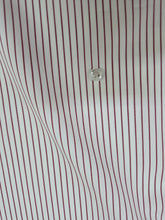Carica l&#39;immagine nel visualizzatore di Gallery, Camicia Rigata bacchettino rosso bordeuax alta qualità titolo 100 righino rosso puro cotone Made in Italy
