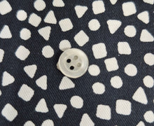 Load image into Gallery viewer, Camicia uomo nera fantasia geometrica 100% cotone Made in Italy
