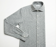 Carica l&#39;immagine nel visualizzatore di Gallery, Polo Camicia grigia melange chiaro in maglia jersey,fresco filato traspirante 100% cotone,anallergico,alta qualità colletto morbido Made in Italy
