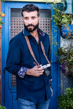 Carica l&#39;immagine nel visualizzatore di Gallery, Camicia velluto blu cotone con inserti fantasia nel collo e polsini made in italy
