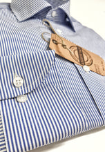 Carica l&#39;immagine nel visualizzatore di Gallery, Camicia uomo basic a righe azzurra 100% cotone made in italy
