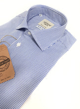 Carica l&#39;immagine nel visualizzatore di Gallery, Camicia uomo basic a righe azzurra 100% cotone made in italy
