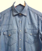 Load image into Gallery viewer, Camicia DENIM BLEACH texanina Country con doppia tasca- pattine - bottone automatico - lavata - AZZURRO CHIARO jeans inserti fantasia  puro cotone made in italy

