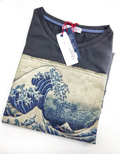 Load image into Gallery viewer, T-shirt made in Italy Fantasia big wave 100% fresco cotone jersey design big wave
