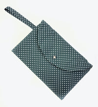 Load image into Gallery viewer, Pochette in tessuto fashion design POIS verde inglese Made in Italy
