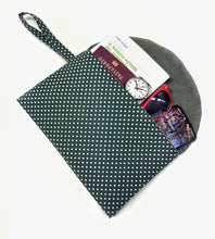 Load image into Gallery viewer, Pochette in tessuto fashion design POIS verde inglese Made in Italy
