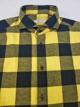 Carica l&#39;immagine nel visualizzatore di Gallery, Camicia a quadri gialla nera scozzese  vaiella made in italy
