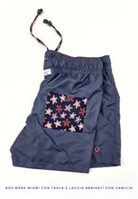 Carica l&#39;immagine nel visualizzatore di Gallery, Costume da Bagno in morbido tessuto slip interno asciugatura rapida Boxer mare Uomo Blu con tasca fantasia Starfish con 2 tasche laterali Made in Italy
