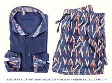 Carica l&#39;immagine nel visualizzatore di Gallery, Costume da Bagno morbido tessuto slip interno asciugatura rapida Boxer mare Uomo fantasia Surf Blu con 2 tasche laterali Made in Italy
