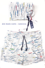 Carica l&#39;immagine nel visualizzatore di Gallery, Costume da Bagno fantasia Sardinia slip interno  morbido tessuto asciugatura rapida Boxer mare uomo fantasia Sardinia con 2 tasche laterali Made in Italy
