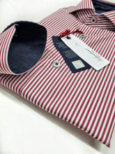 Carica l&#39;immagine nel visualizzatore di Gallery, Camicia Uomo puro cotone a righe rosso bordeaux alta qualità bacchettino rigato titolo 120 made in italy
