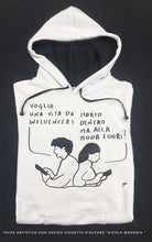 Load image into Gallery viewer, Felpa d&#39;autore Nicola Madonia vignetta artistica influencer con Cappuccio Design made in Italy Fantasia  100% cotone - Sweatshirt hoodie
