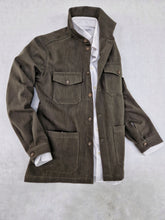Carica l&#39;immagine nel visualizzatore di Gallery, Giacca Sahariana Overshirt Unisex Safari kaki brown militare  4 tasche gabardina 100% cotone Made in italy
