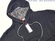 Carica l&#39;immagine nel visualizzatore di Gallery, Felpa Nera con Cappuccio Design musicassetta 80&#39;s made in Italy Fantasia  100% cotone -  UNISEX Sweatshirt hoodie black
