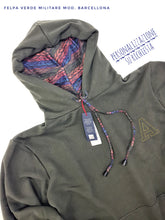 Carica l&#39;immagine nel visualizzatore di Gallery, Felpa Verdone militare con Cappuccio Design Barcellona made in Italy Fantasia 100% cotone -  Unisex Sweatshirt dark green  Hoodie
