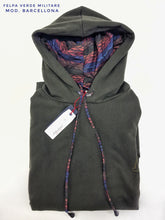 Carica l&#39;immagine nel visualizzatore di Gallery, Felpa Verdone militare con Cappuccio Design Barcellona made in Italy Fantasia 100% cotone -  Unisex Sweatshirt dark green  Hoodie
