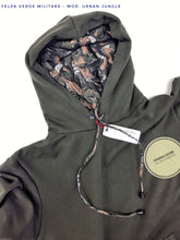 Load image into Gallery viewer, Felpa Verdone militare con Cappuccio Design Urban Jungle made in Italy Fantasia 100% cotone -  Unisex Sweatshirt dark green  Hoodie
