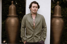 Carica l&#39;immagine nel visualizzatore di Gallery, Camicia cotone lino verde militare guru taglio vivo sul colletto coreano made in Italy

