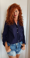 Carica l&#39;immagine nel visualizzatore di Gallery, Camicia Donna blu puro cotone goffrato seersucker  made in italy navy blue woman shirt
