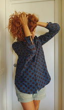 Carica l&#39;immagine nel visualizzatore di Gallery, Camicia Donna blu puro cotone DENIM  blu FANTASIA bordeaux made in italy navy blue woman shirt
