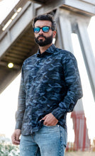 Carica l&#39;immagine nel visualizzatore di Gallery, Camicia fantasia camouflage mimetico blu dark cotone made in italy
