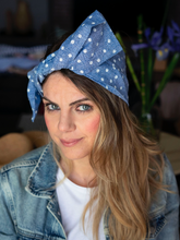 Carica l&#39;immagine nel visualizzatore di Gallery, Turbante Fashion in lino Fantasia rigata design pois azzurro 32 Made in Italy
