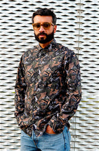 Carica l&#39;immagine nel visualizzatore di Gallery, Camicia cotone fantasia camouflage mimetico urban jungle design
