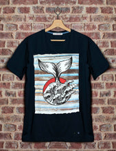 Load image into Gallery viewer, t-shirt made in Italy Fantasia wood-fish 100% fresco cotone jersey design wood-fish
