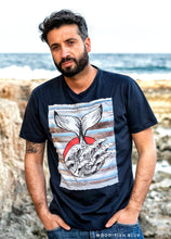 Load image into Gallery viewer, t-shirt made in Italy Fantasia wood-fish 100% fresco cotone jersey design wood-fish
