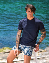 Carica l&#39;immagine nel visualizzatore di Gallery, Costume da Bagno in soffice Viscosa Hawaii blu abbinato a Tshirt IN LINO blu con inserti Box Mare slip interno Made in Italy
