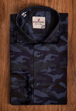 Carica l&#39;immagine nel visualizzatore di Gallery, Camicia fantasia camouflage mimetico blu dark cotone made in italy

