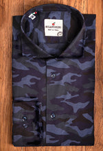 Carica l&#39;immagine nel visualizzatore di Gallery, Camicia fantasia camouflage mimetico blu dark cotone made in italy
